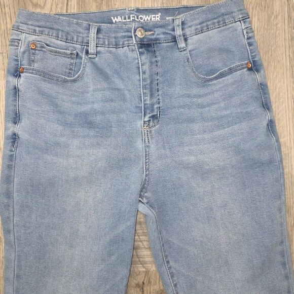 Wallflower Fearless Curvy Super High Rise Raw Hem Cropped Bootcut Jeans Size 11 - Picture 2 of 6